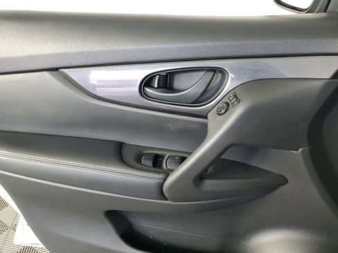 Used 2020 Nissan Rogue S image 27