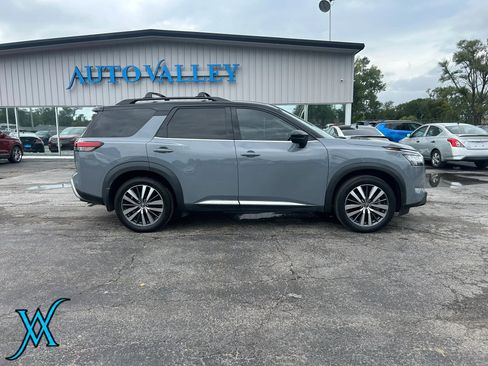 Used 2022 Nissan Pathfinder Platinum w/ Cargo Package FWD image 8