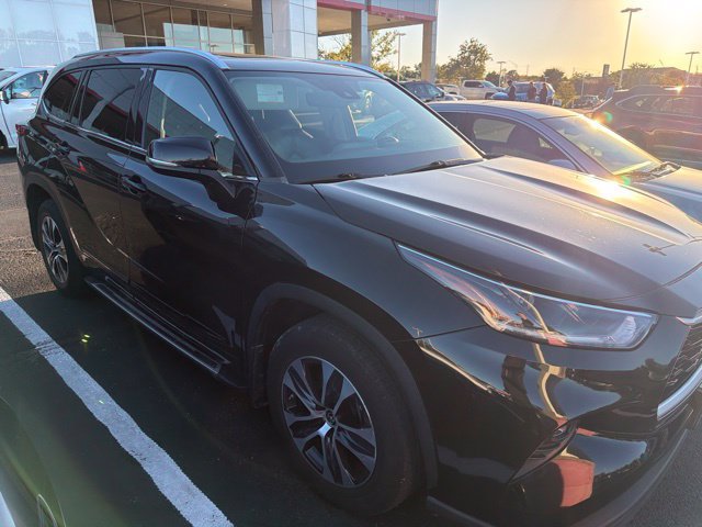 Used 2021 Toyota Highlander XLE AWD/4WD image 2