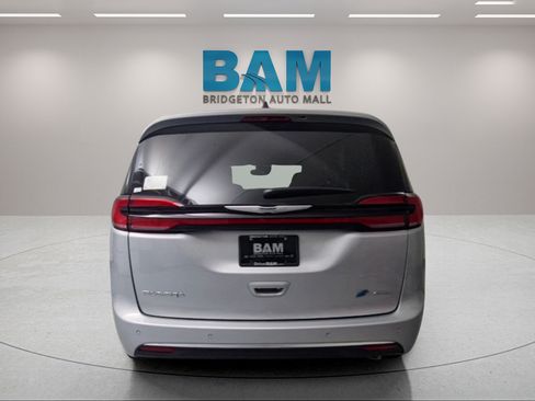 Used 2023 Chrysler Pacifica Pinnacle FWD image 6