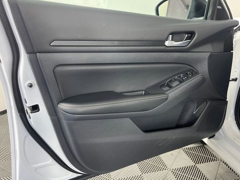 Used 2025 Nissan Altima 2.5 SV FWD image 9