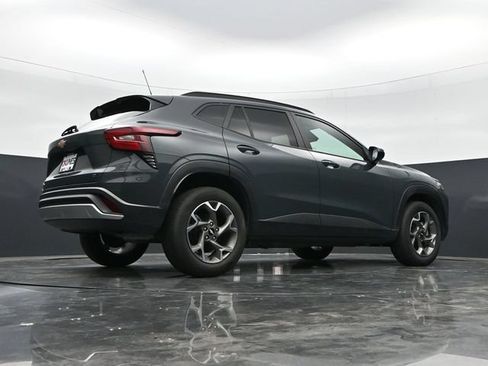 Used 2025 Chevrolet Trax LT w/ LT Convenience Package FWD image 37