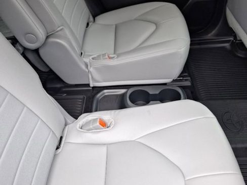 Used 2024 Toyota Highlander LE image 25