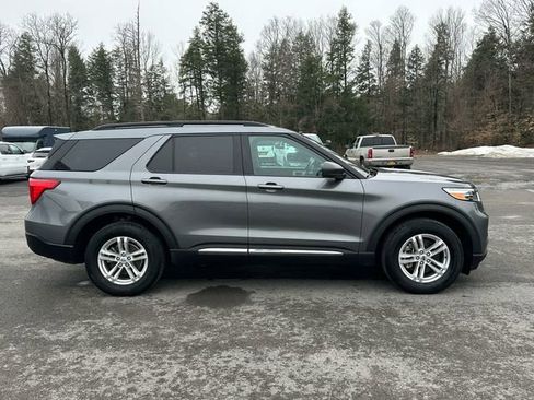 Used 2023 Ford Explorer XLT AWD/4WD image 6