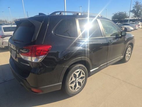 Used 2023 Subaru Forester Premium image 3