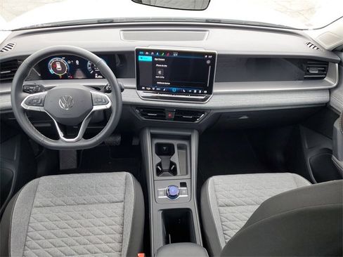 Used 2024 Volkswagen Atlas SE w/ Panoramic Sunroof Package image 15