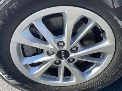 Used 2024 Kia Carnival LX image 11