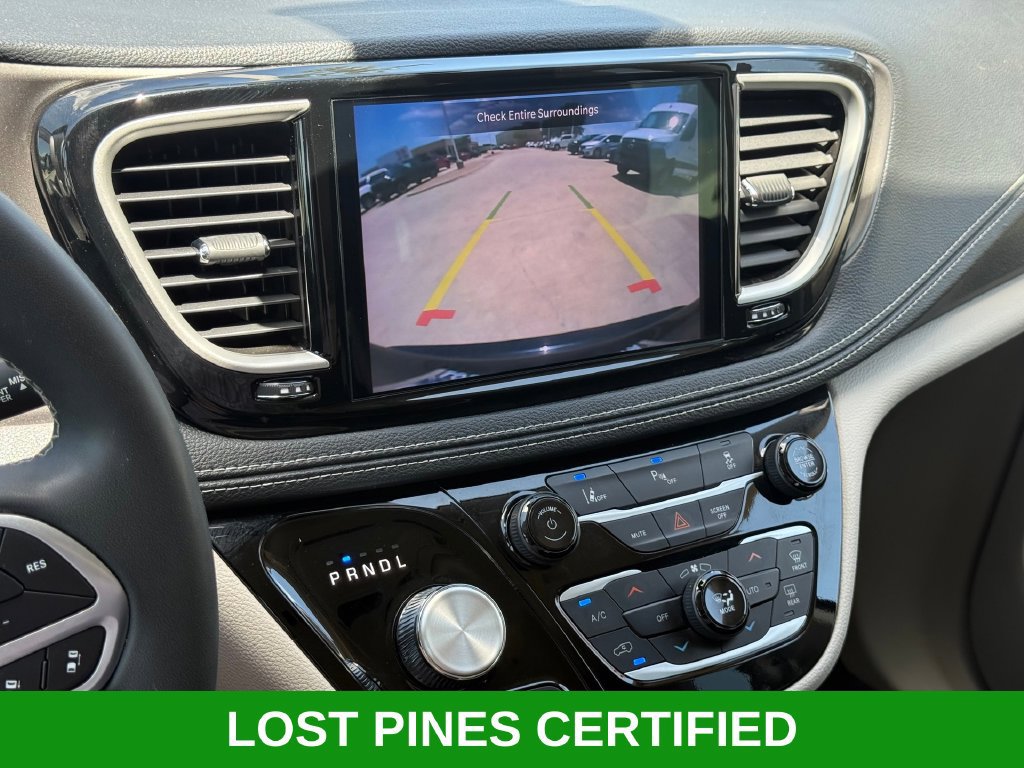 Used 2023 Chrysler Pacifica Touring-L FWD image 15