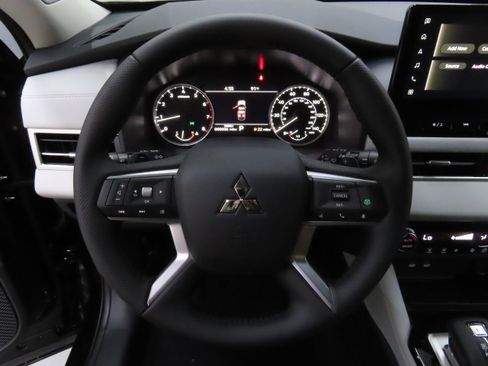 New 2025 Mitsubishi Outlander SE image 14