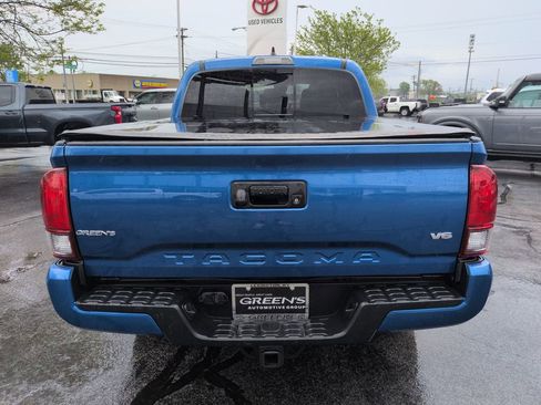 Used 2018 Toyota Tacoma TRD Sport image 4