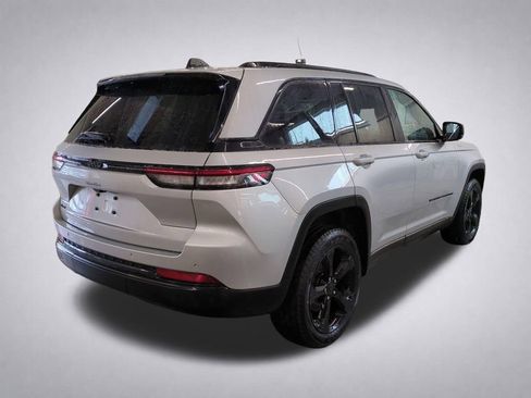Used 2023 Jeep Grand Cherokee Altitude AWD/4WD image 4
