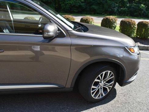 Used 2017 Mitsubishi Outlander SE AWD/4WD image 77