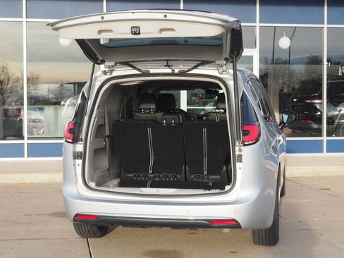 Used 2024 Chrysler Pacifica Touring-L image 6