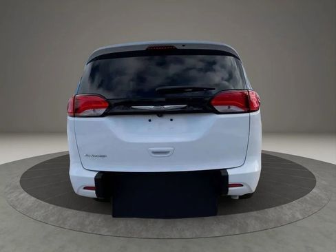Used 2023 Chrysler Voyager LX FWD image 4