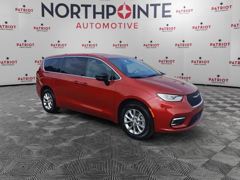 Used 2026 Chrysler Pacifica Select AWD/4WD image 1