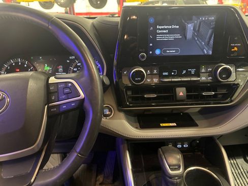 Used 2023 Toyota Highlander XLE image 2