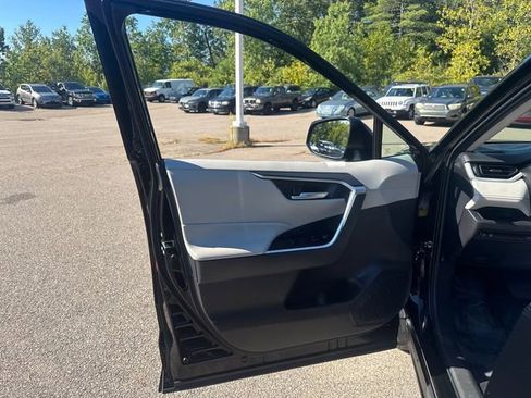 Used 2025 Toyota RAV4 XLE Premium image 22