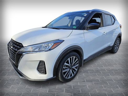 Used 2023 Nissan Kicks SV image 3