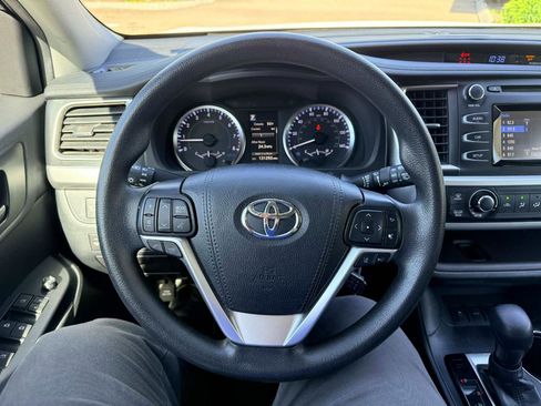 Used 2019 Toyota Highlander LE FWD image 15