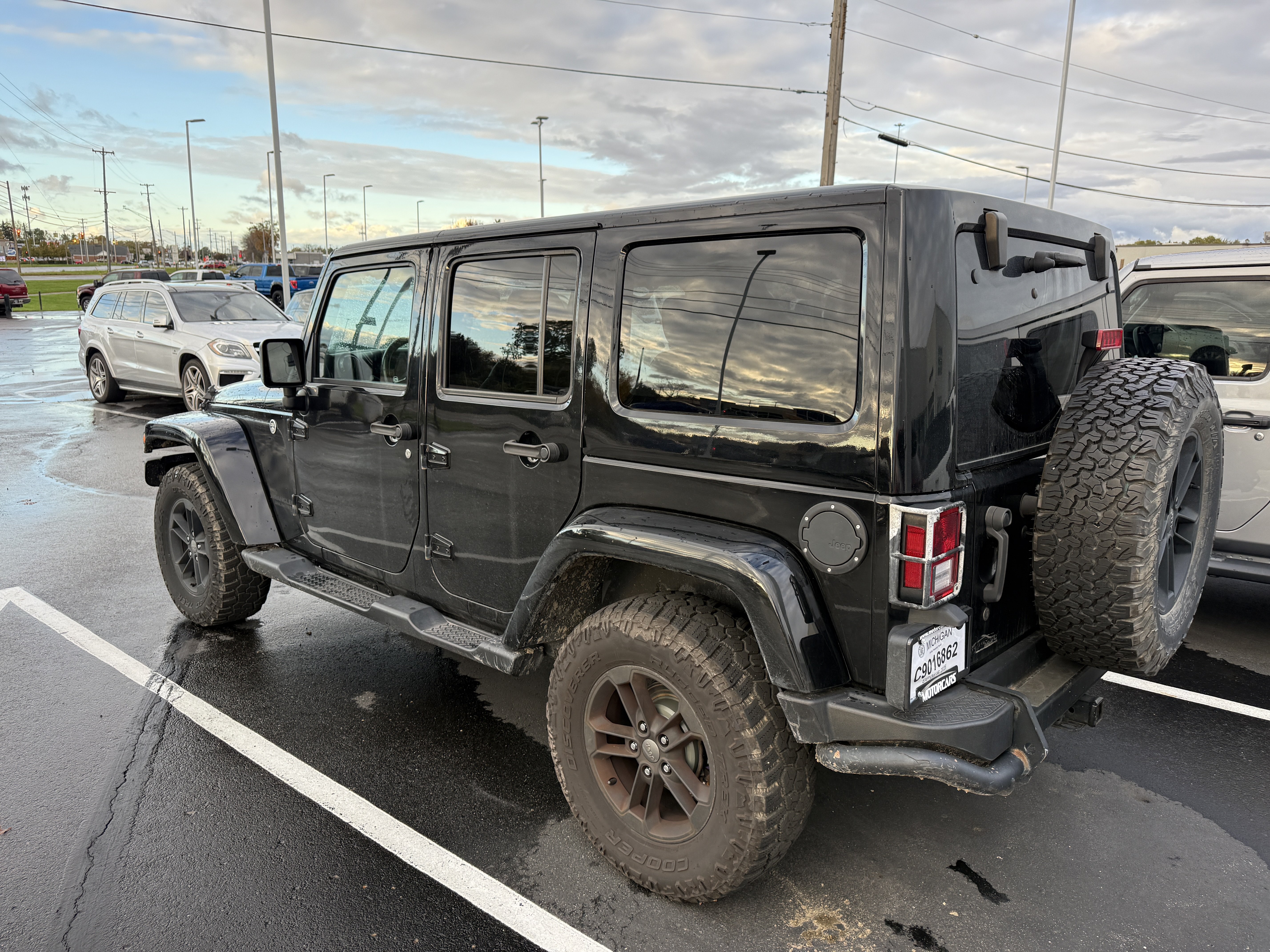 Used 2017 Jeep Wrangler Unlimited Sahara AWD/4WD image 2