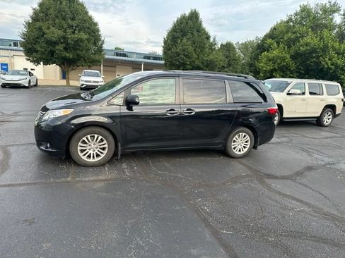 Used 2017 Toyota Sienna XLE w/ XLE Navigation Package FWD image 4