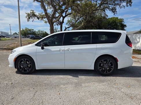 New 2026 Chrysler Pacifica Select FWD image 4