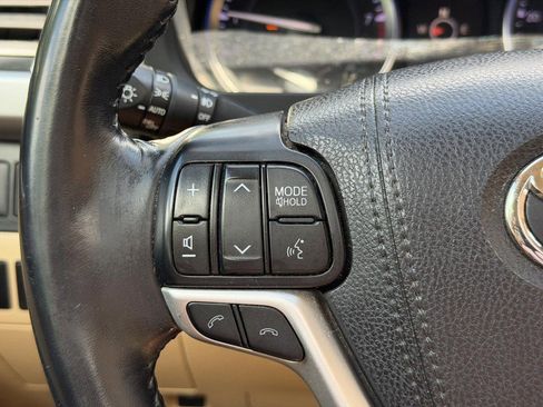 Used 2018 Toyota Highlander Limited w/ Carpet Mat Package (TMS) AWD/4WD image 19