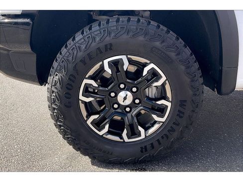 Used 2024 Chevrolet Silverado 1500 ZR2 w/ Technology Package image 9