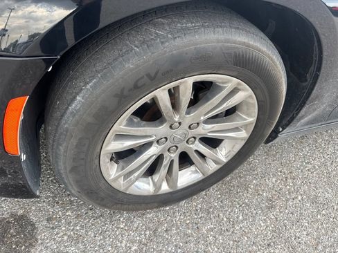 Used 2018 Chrysler 300 Touring w/ Driver Convenience Group RWD image 9