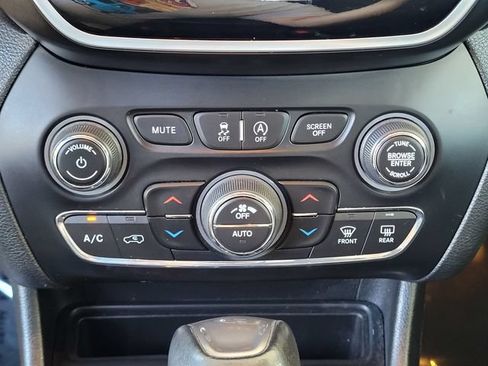 Used 2019 Jeep Cherokee Limited FWD image 21