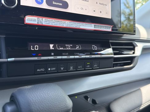 Certified 2025 Toyota Sienna LE w/ LE Plus Package FWD image 8