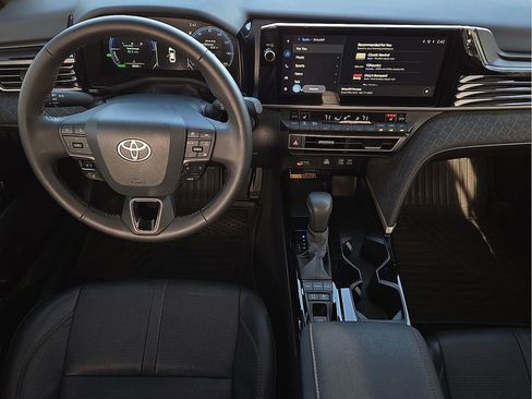 Used 2025 Toyota Camry XLE image 11