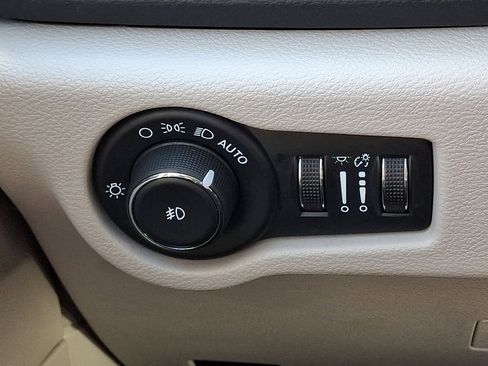 Used 2024 Chrysler Pacifica Touring-L image 26