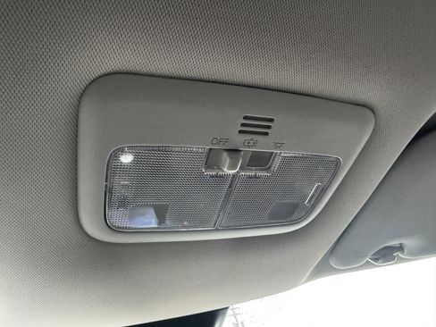 Used 2018 Toyota Corolla LE image 31