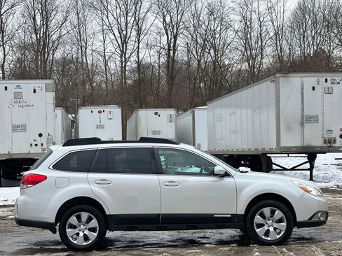 Used 2011 Subaru Outback 2.5i Premium AWD/4WD image 7