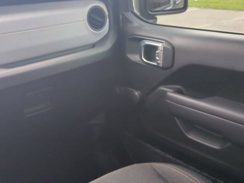 Used 2024 Jeep Gladiator Sport AWD/4WD image 18