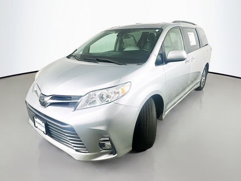 Used 2020 Toyota Sienna XLE image 3