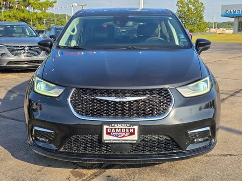 Used 2023 Chrysler Pacifica Touring-L FWD image 4