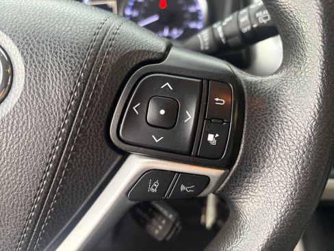 Used 2019 Toyota Highlander LE AWD/4WD image 11
