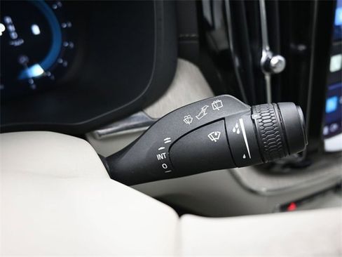 Used 2022 Volvo XC60 B6 Inscription w/ Advanced Package image 35