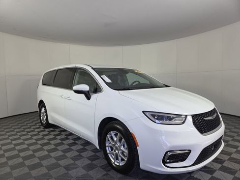 Certified 2023 Chrysler Pacifica Touring-L image 8