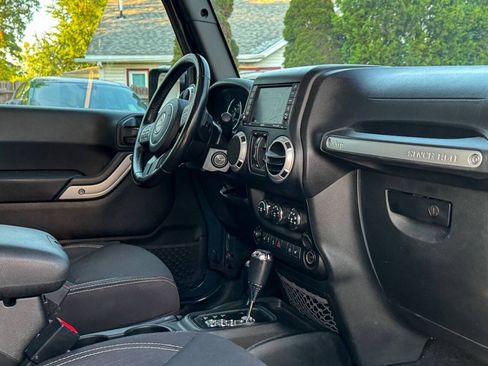 Used 2018 Jeep Wrangler Unlimited Sahara w/ Dual Top Group AWD/4WD image 12