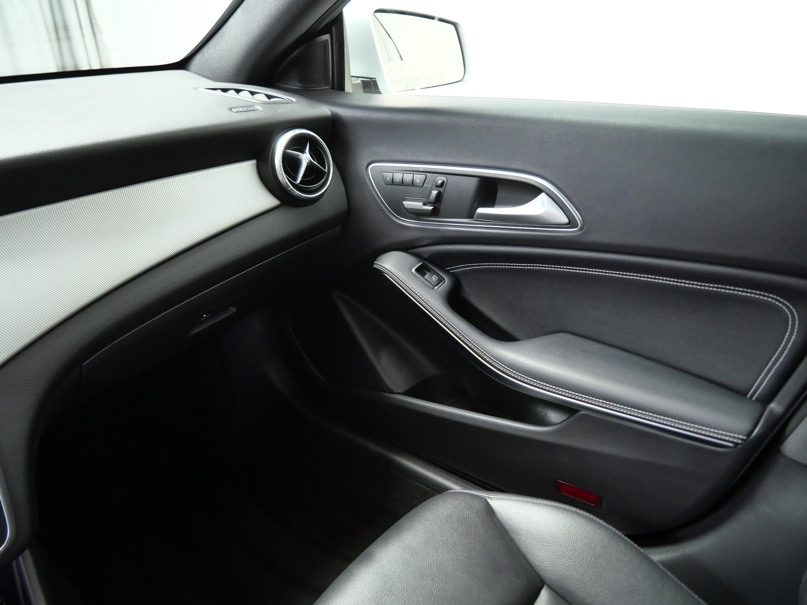 Used 2014 Mercedes-Benz CLA 250 image 31