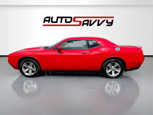 Used 2022 Dodge Challenger SXT image 4