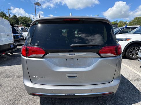 Used 2020 Chrysler Pacifica Touring w/ Advanced Safetytec Group FWD image 5