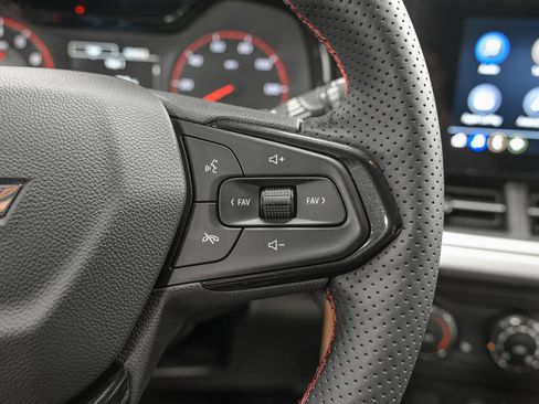 Used 2025 Chevrolet Trax RS FWD image 18