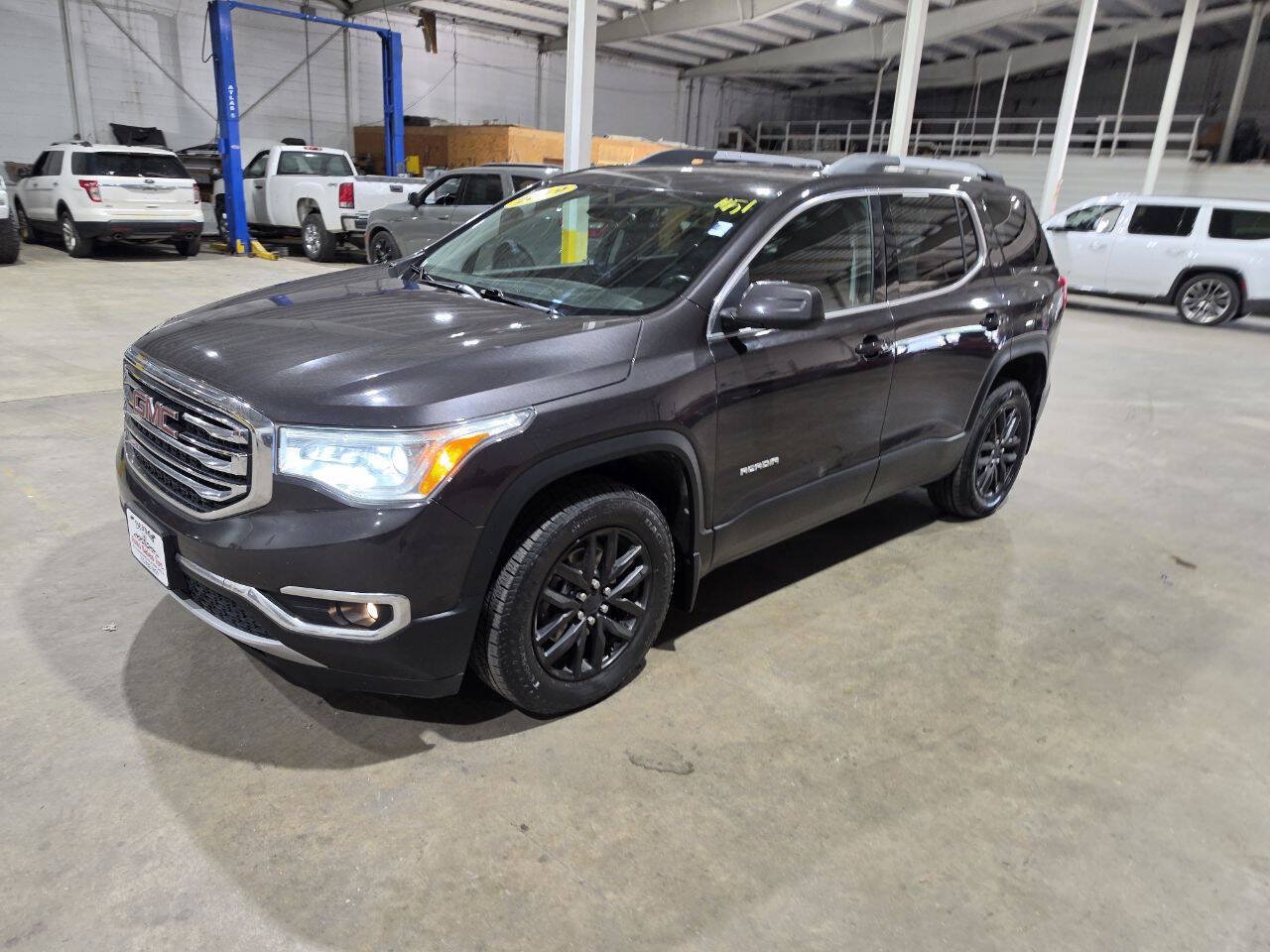Used 2019 GMC Acadia SLT AWD/4WD image 1