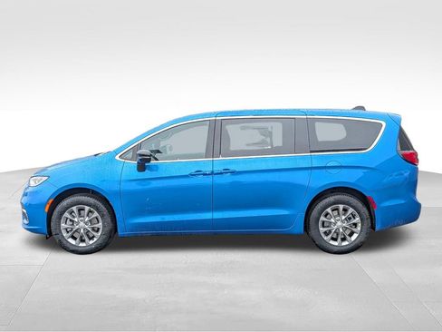 New 2026 Chrysler Pacifica Select AWD/4WD image 3