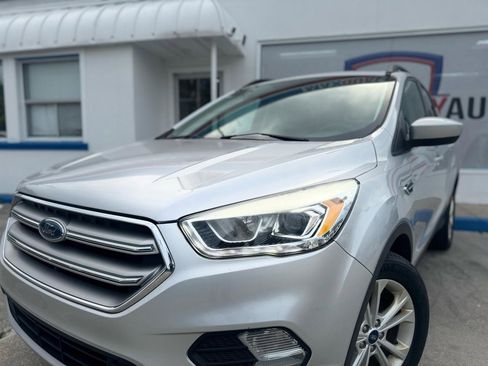 Used 2017 Ford Escape SE w/ Equipment Group 201A FWD image 3
