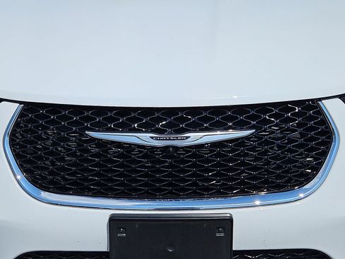 Used 2024 Chrysler Pacifica Touring-L FWD image 34